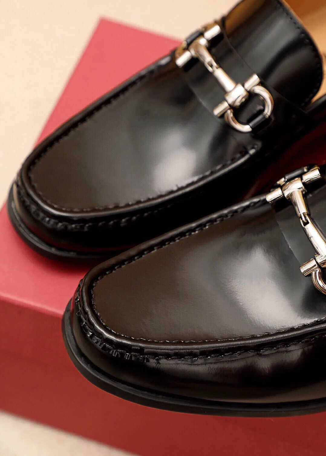 Men's shoes 💰480 💐 Product trademark: Ferragamo "Ferragamo" casual leather shoes Regular size: 38-44 (45🉑️customized) Product materials: Selected imported first-layer open-edge beaded cowhide leather upper + luxury hardware buckle, imported water-dyed cowhide leather lining. Strong three-dimensional visual effect, original outsole color: 3⃣️seed leather materials available